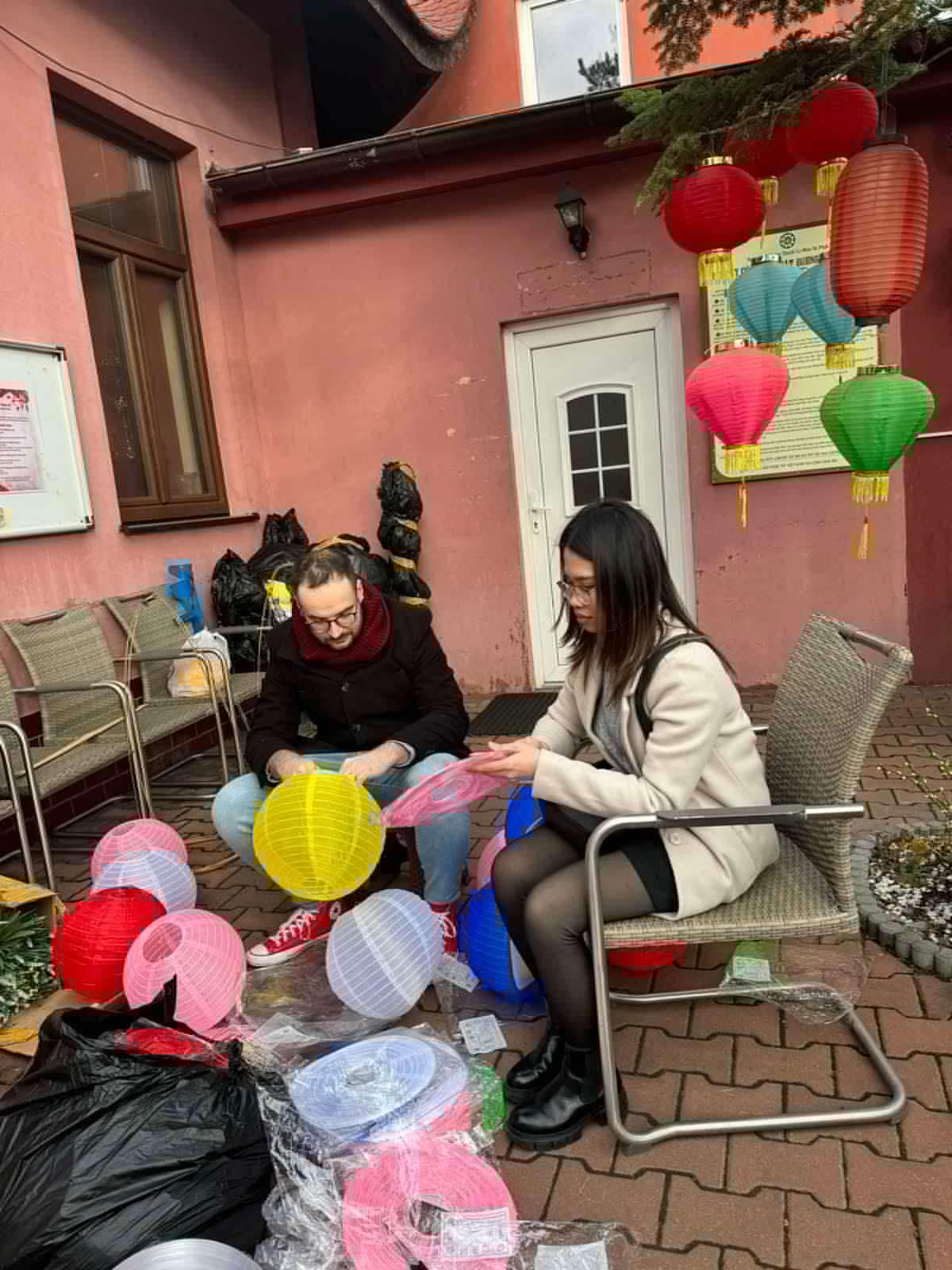 RỘN RÀNG NÁO NỨC THIẾT TRÍ CẢNH TẾT ẤT TỴ TẠI CHÙA VĨNH NGHIÊM PRAHA chiều và tối Chủ nhật 26/1/2025.