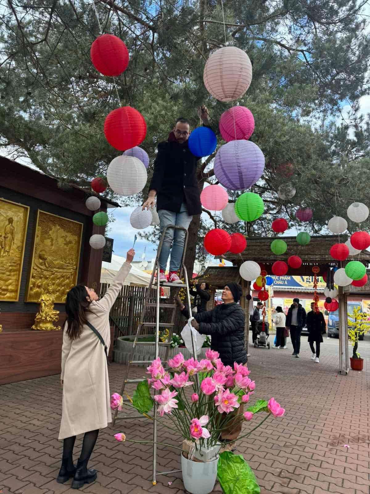 RỘN RÀNG NÁO NỨC THIẾT TRÍ CẢNH TẾT ẤT TỴ TẠI CHÙA VĨNH NGHIÊM PRAHA chiều và tối Chủ nhật 26/1/2025.