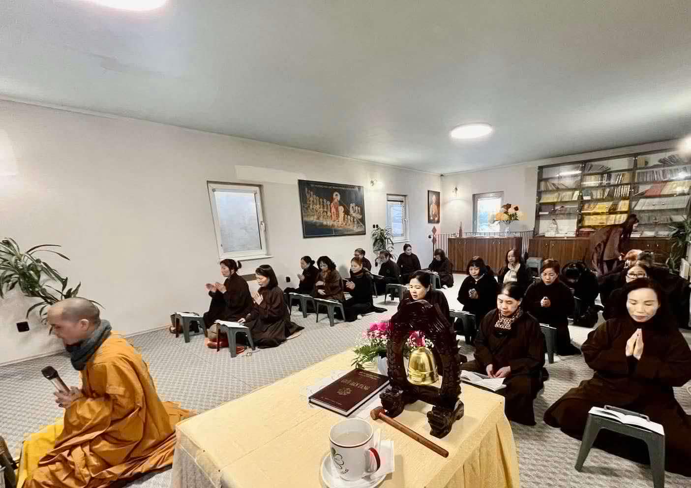 ĐÊM GIAO THỪA TẠI CHÙA VĨNH NGHIÊM PRAHA. Chánh điện đông kín người và kín niềm vui đón chào Năm mới